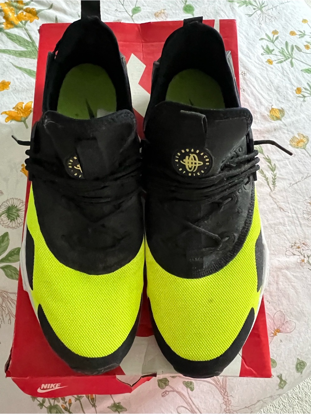 Nike Men's Sneakers in Black and Neon Yellow
